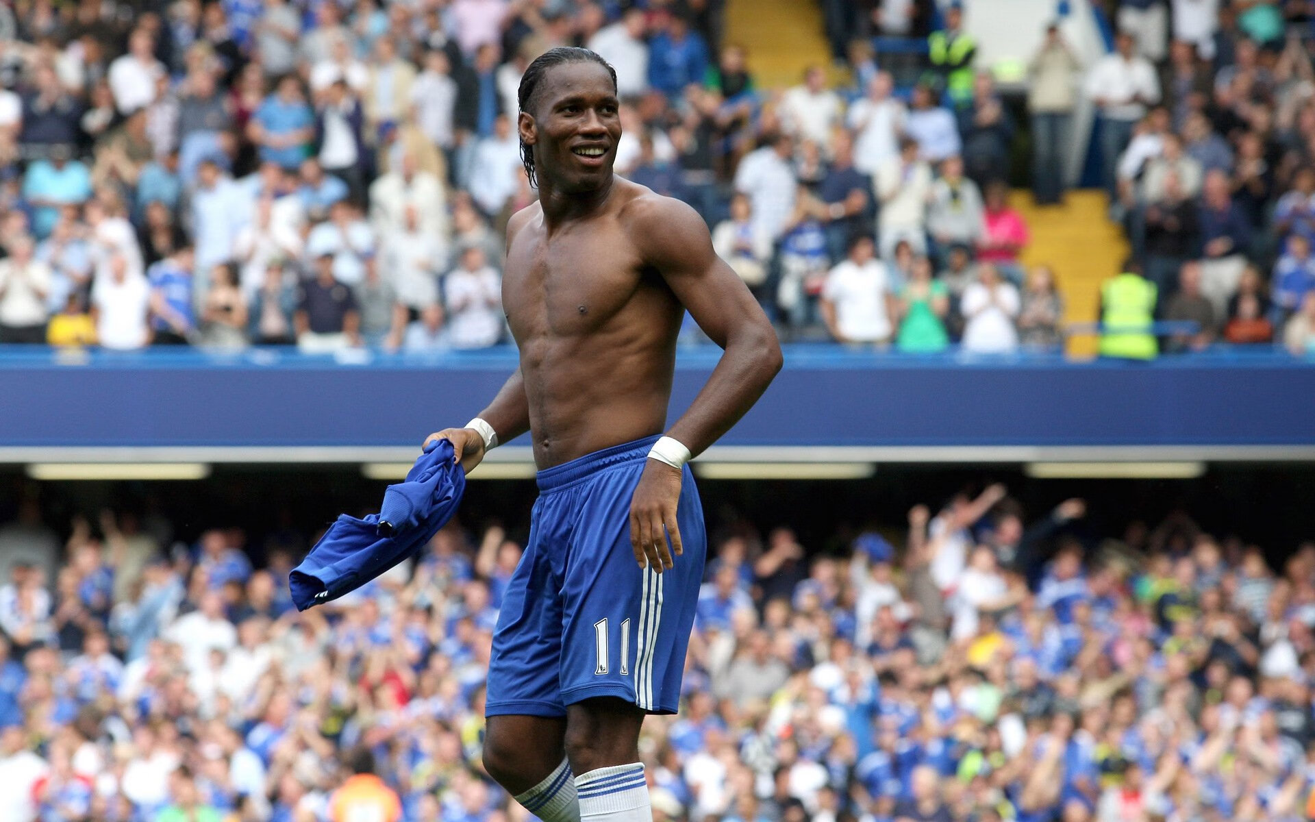 “高新体育中心健力赛：选手凭借超强体能和技术力破纪录”